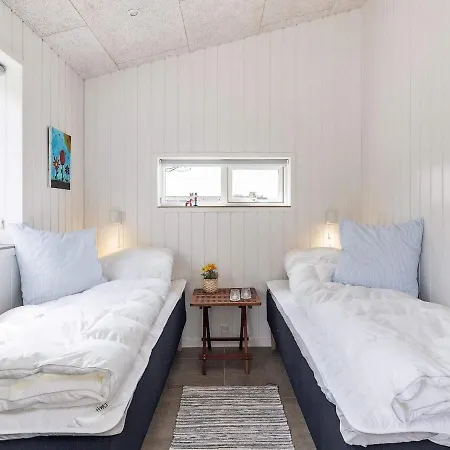 Дом отдыха 6 Person Holiday In